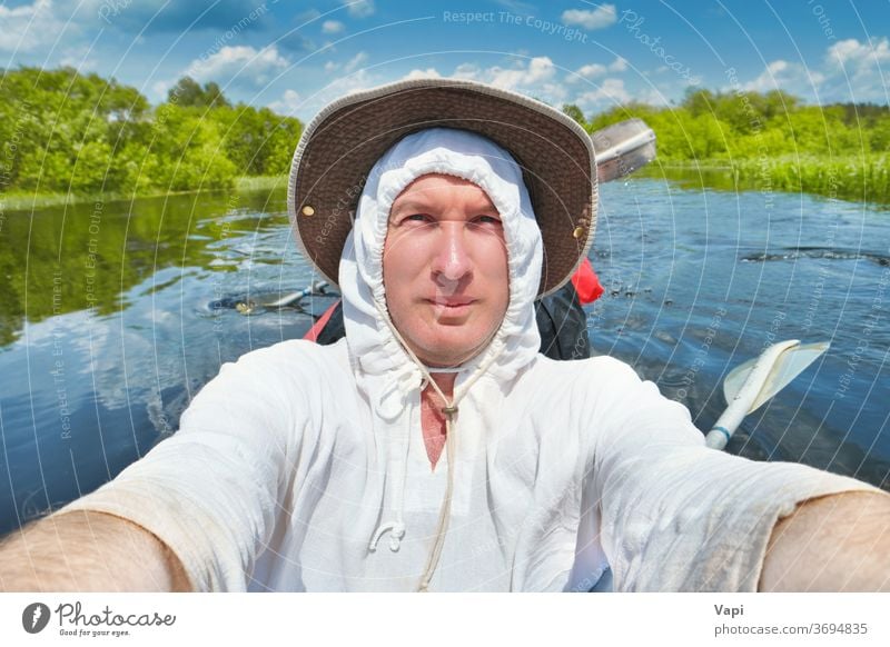 Lächelnder Mann beim Selbstfoto im Kajak Selfie Wasser Fluss Spaß lächelnder Mann Kanu Sommer Abenteuer im Freien Sport jung Urlaub Natur Menschen Lifestyle