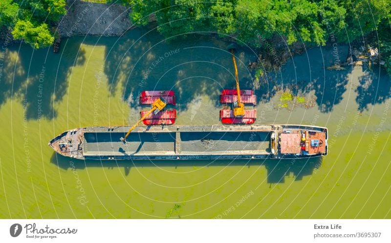 Luftaufnahme des Flusses, Kanal wird mit Bagger ausgebaggert oben Aktivität Antenne Baggerlader Lastkahn Boot Eimer Gebühr Tiefbau Sauberkeit Graben