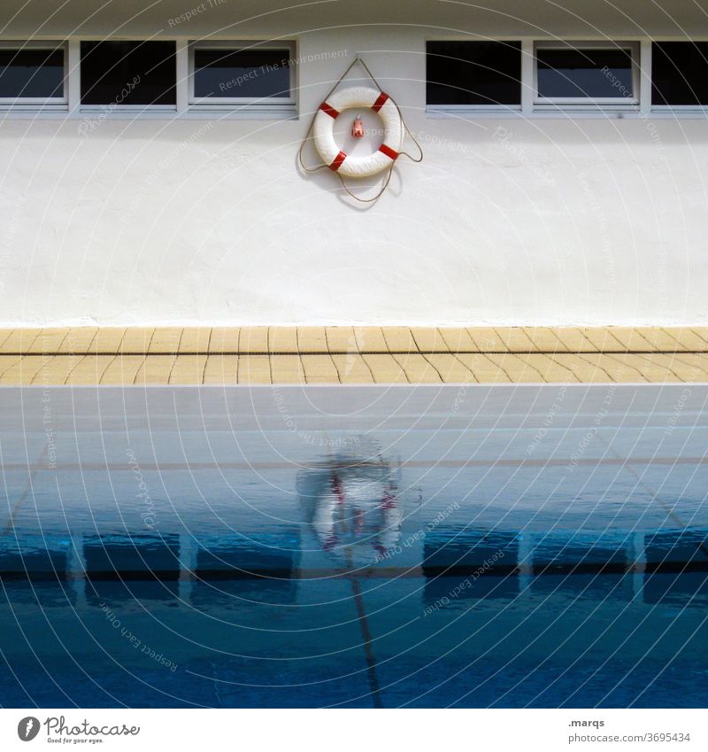 Rettungsring Wasserspiegelung Wand Beckenrand Wasseroberfläche Reflexion & Spiegelung Fenster Schwimmbad Sport Freizeit & Hobby Freibad Hilfe