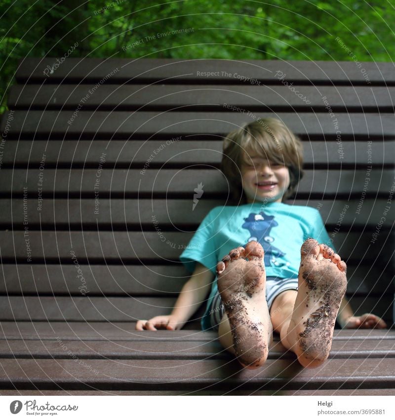 dreckige Füße - Junge sitzt mit schmutzigen Füßen auf einer Bank | Lieblingsmensch Kind Fußsohlen Waldboden barfuß Freude Spaß Holz Lachen Nahaufnahme