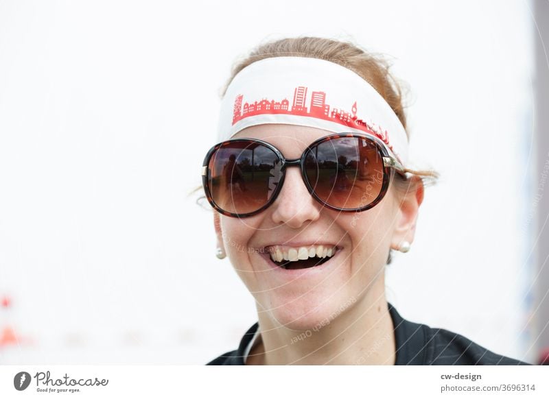 Frau in Japan Rugby Sonnenbrille Außenaufnahme Farbfoto Sport