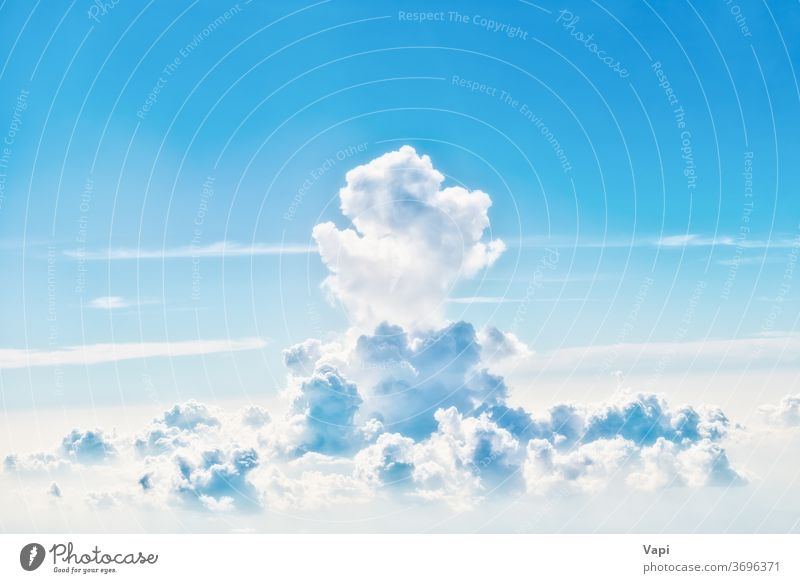blauer Himmel mit weißen Wolken Cloud Natur Hintergrund Wolkenlandschaft Antenne Licht Farbe schön Tag hoch Kumulus Wetter Sonnenlicht Sommer Schönheit Air