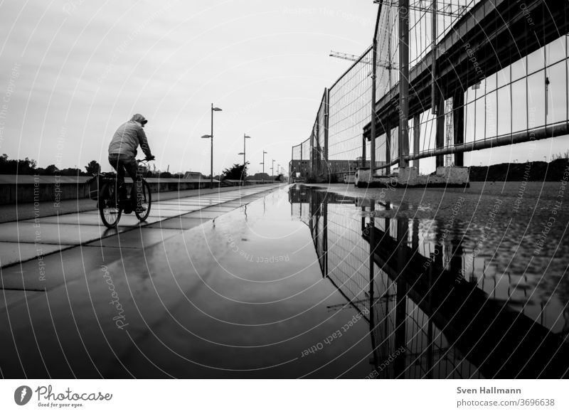 Radfahrer neben Bauzaun Fahrrad Fahrradfahren Verkehr Straße Sport Bewegung Freizeit & Hobby Gesundheit Mobilität Transport Straßenverkehr Radfahren Großstadt