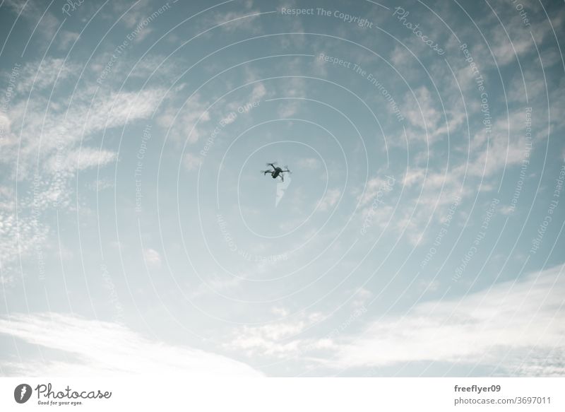 Drohne fliegt gegen den Himmel Dröhnen fliegen Flycam Wolken blau Textfreiraum Fluggerät Technik & Technologie Fliege unbemannt Antenne Roboter wirtschaftlich