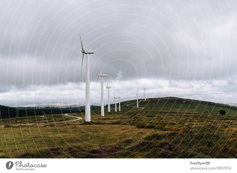 Windturbinen auf einem offenen Feld Windkraftanlage Turbine Öko Energie Elektrizität Ökologie Textfreiraum Himmel Galicia Spanien Sauberkeit Bauernhof Turbinen