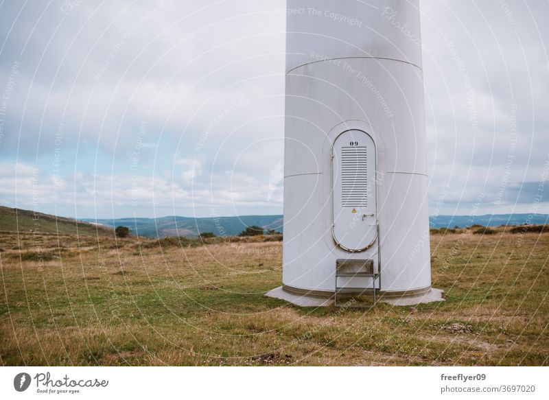 Wartungseingang einer Windkraftanlage Eingang Tür Flugzeugwartung Turbine Öko Energie Elektrizität Ökologie Textfreiraum Himmel Galicia Spanien Sauberkeit
