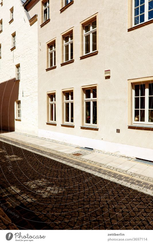 Unbekannte Fassade markt sachsen sachsen-anhalt stadt stassfurt urban haus fassade fenster fensterfront straße licht schatten wohnhaus mehrfamilienhaus