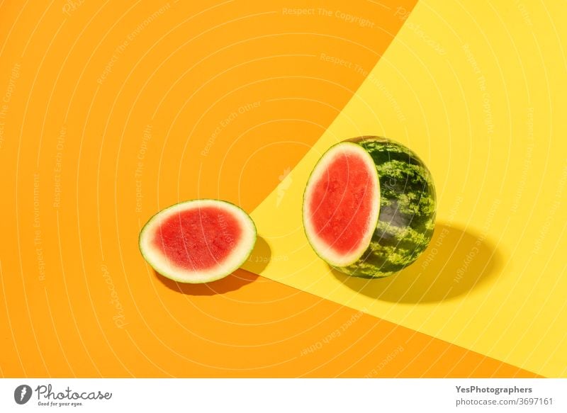 Wassermelone isoliert auf farbigem, abstraktem Hintergrund. Geschnittene Wassermelone kreatives Layout hell farbenfroh geschnitten ausschneiden Schiffsdeck