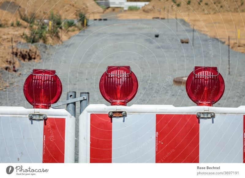 Rotweißes Absperrgitter Gitter Absperrung Sicherheit Schutz Barriere Baustelle Zaun Straßenbau Außenaufnahme rot Bauzaun Verbote Menschenleer