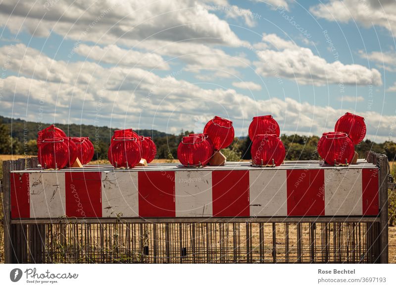 Rotweiße Absperrgitter Gitter Absperrung Sicherheit Schutz Barriere Baustelle Zaun Straßenbau Außenaufnahme rot Bauzaun Verbote Menschenleer