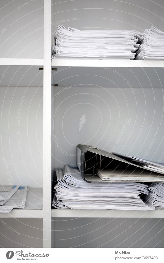 Papiere und Ordner liegen in einem Büroschrank Regal weiß Arbeitsplatz Aktenordner sortieren Buchführung Arbeit & Erwerbstätigkeit Akten ablegen Schrank Daten