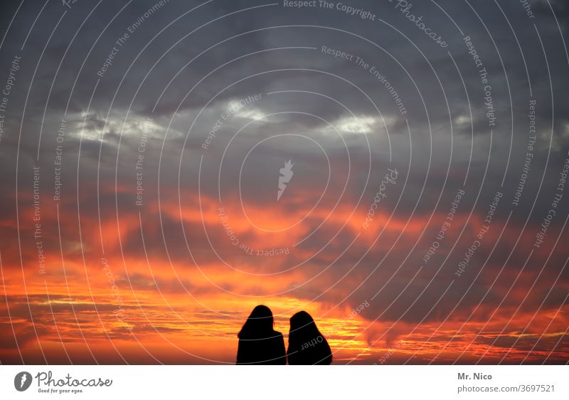 Zwei Teenager vor dem Sonnenuntergang Sonnenuntergangshimmel Sonnenuntergangsstimmung Himmel Wolken Gewitterwolken Abend Dämmerung Abenddämmerung Paar Romantik