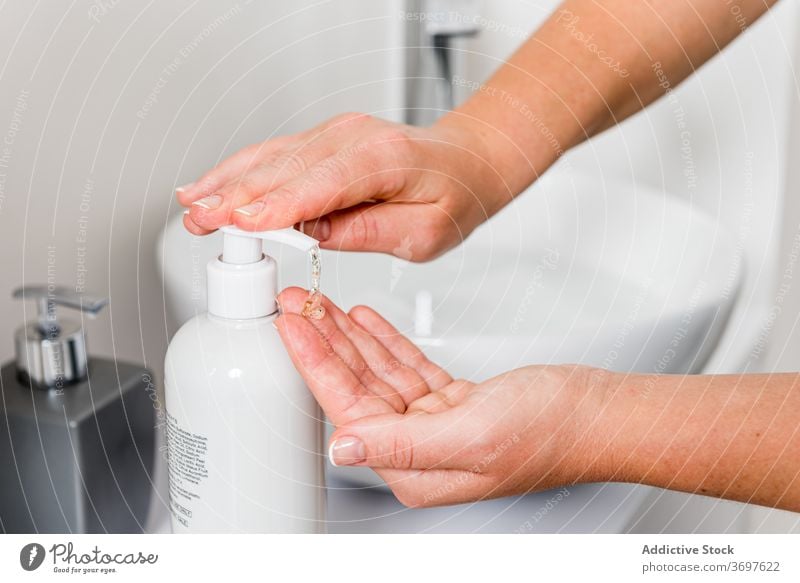 Anonyme Frau desinfiziert Hände mit Desinfektionsmittel Waschen Hand Spender Sauberkeit Gel Hygiene Leckerbissen desinfizieren Pflege Coronavirus COVID COVID19