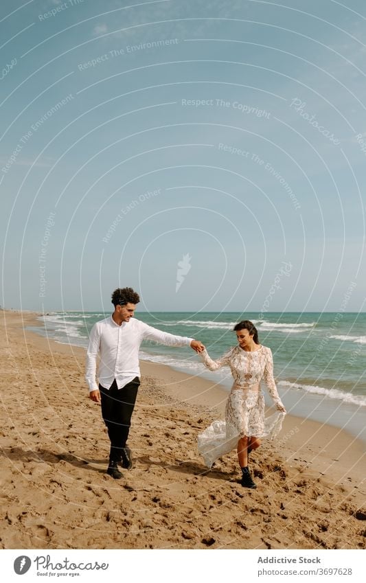 Neu verheiratetes Paar zu Fuß auf Sandstrand romantisch Jungvermählter Strand MEER Spaziergang Zusammensein Partnerschaft Liebe Bonden Natur sanft Seeküste