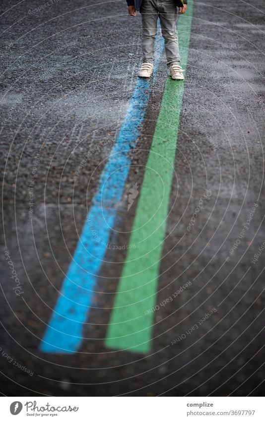 Blue & Green Lines Linie Linien Fahrbahnmarkierung Markierung Asphalt Straße Verkehr kind Kinder Anfahrt Fahrt Richtung richtungsweisend Richtungspfeil