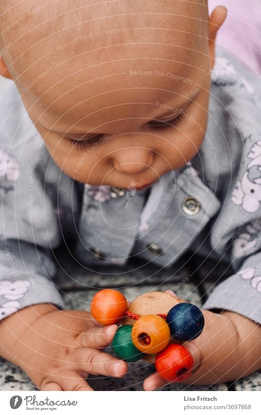 BABY - SPIELEN - ENTDECKEN entdecken Spielen Kindheit Neugier Erfahrung sammeln 0-12 Monate Jungen Spielzeug Holz natürlich achtsam Zukunft Baby Mensch