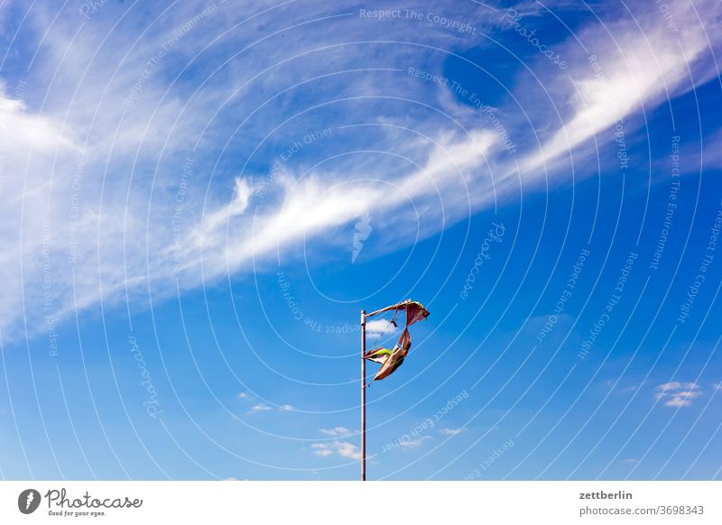 Zerfetzte Fahne altocumulus fahne fahnenmast fetzen froschperspektive himmel hintergrund klima klimawandel menschenleer meteorologie romantik romantisch sommer