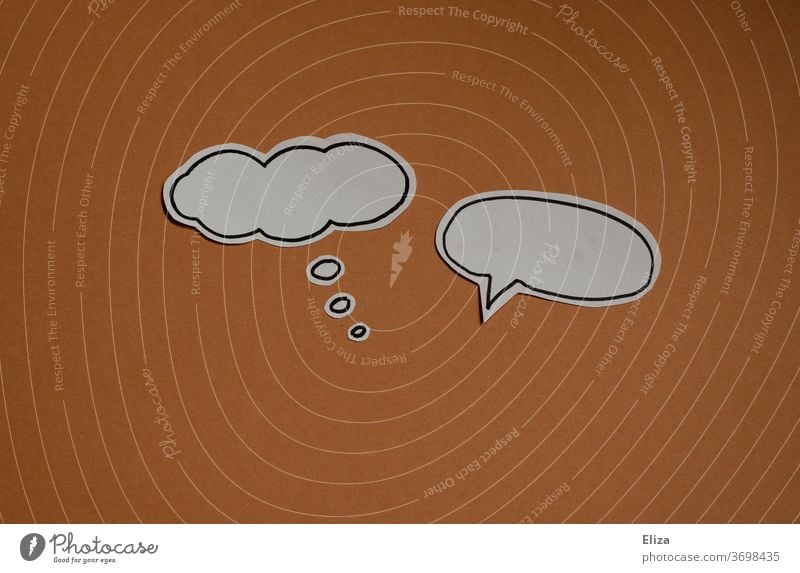 Gegensätze | Gedankenblase und Sprechblase auf braunem Hintergrund. Denken und Sprechen. Kommunikation. denken Gegensatz sagen und meinen unterschiedlich