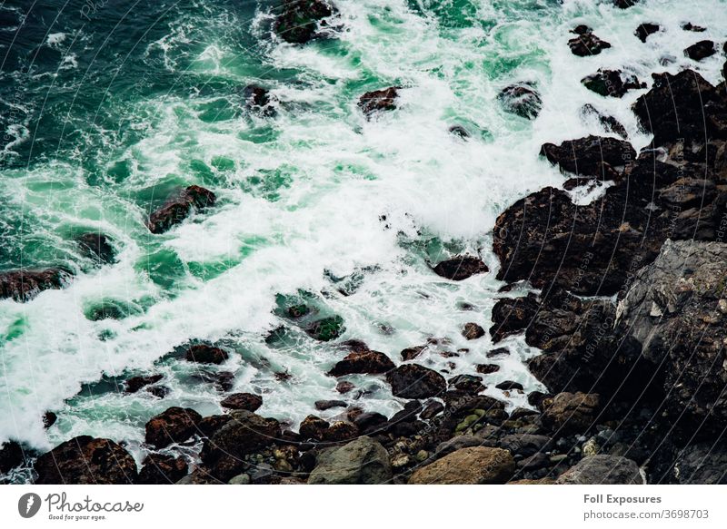 Grüne Seeschaumwellen brechen an der Meeresküste in Big Sur, Kalifornien Wellen Strand Außenaufnahme Pazifik Ferien & Urlaub & Reisen Farbfoto Küste