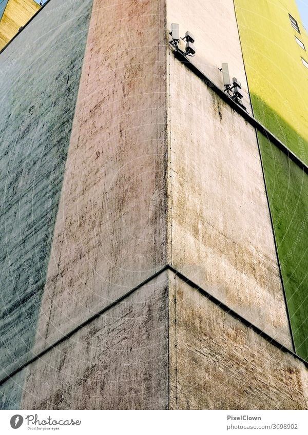 Hochhausfassade Architektur Gebäude Fassade Farbfoto Plattenbau Stadt Haus Menschenleer Beton trist Außenaufnahme Wand Architekturfotografie