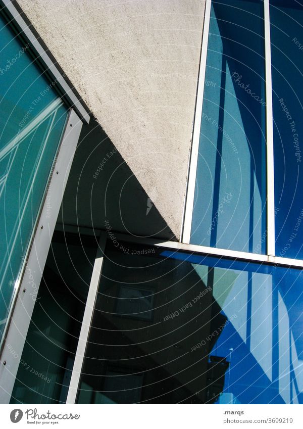 Fassade Fenster Glas modern Reflexion & Spiegelung Linie Metall Beton blau Perspektive Irritation anders Architektur Bauwerk Licht Schatten Kontrast