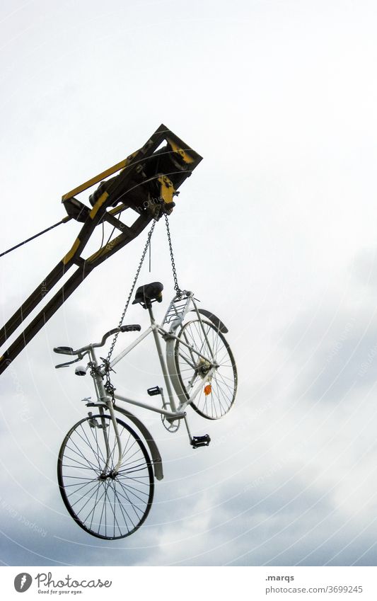 Gegengewicht | Rad an Kran Fahrrad hängen Himmel Wolken Baustelle Baukran hoch