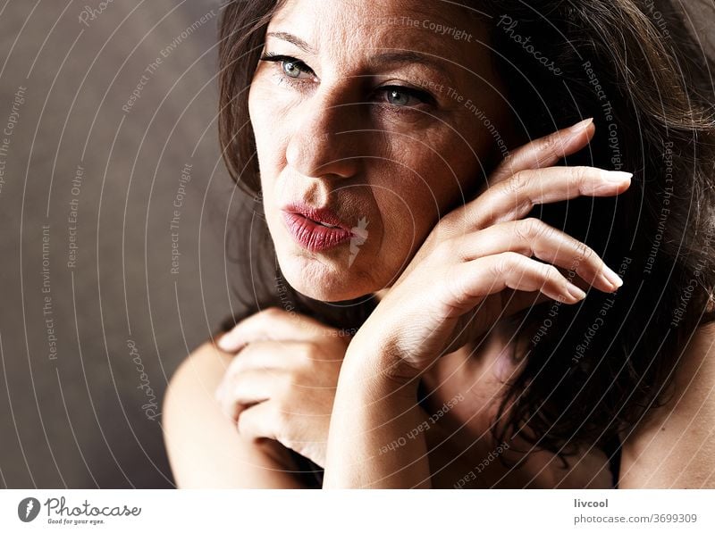 schönheit reife frau II , spanien - europa Porträt Schönheit attraktiv Reife Frau Menschen romantisch romantische Haltung Hand braun eine Person Erwachsensein