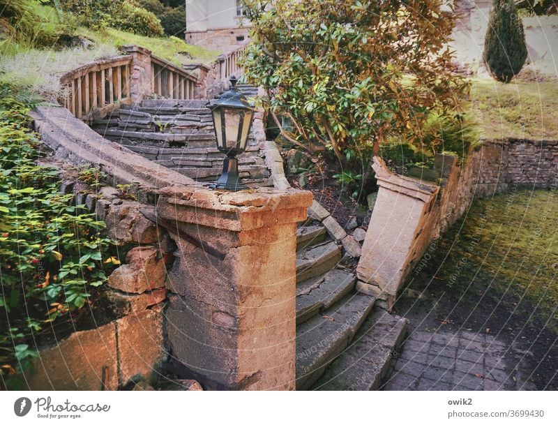 Naturbelassen Treppe Treppengeländer Stein alt historisch Gedeckte Farben Farbfoto Sehenswürdigkeit Menschenleer Sonnenlicht Totale Park vornehm herrschaftlich