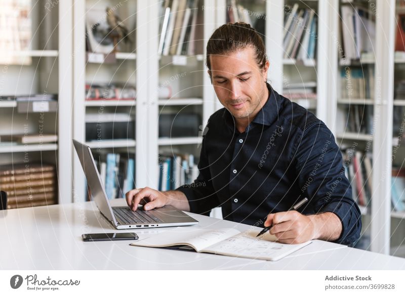 Beschäftigter männlicher Unternehmer arbeitet am Laptop im Büro Geschäftsmann Tippen Papierkram beschäftigt Fokus benutzend Arbeit zur Kenntnis nehmen Notebook