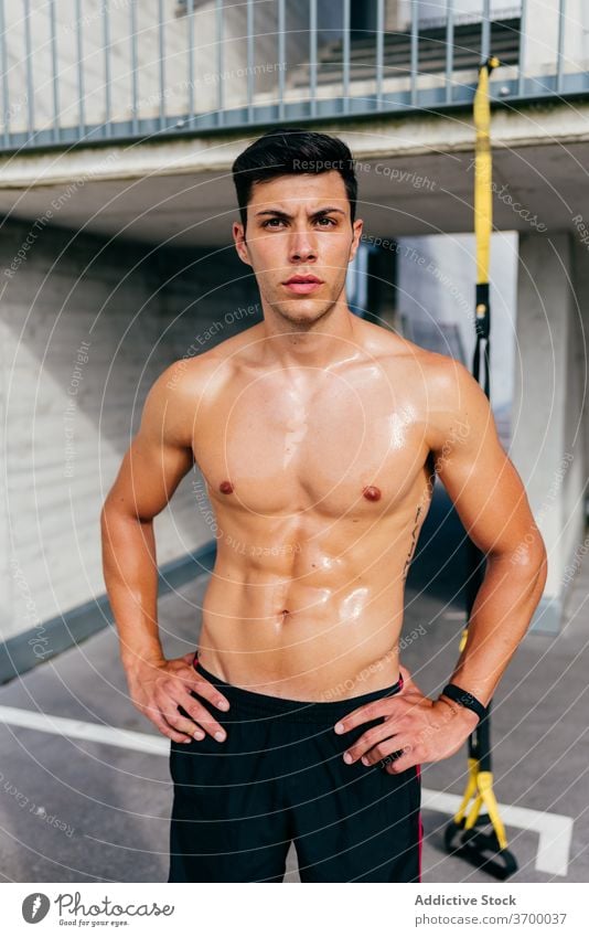 Starker Sportler mit verschwitztem Körper auf der Straße Schweiß muskulös Mann Training stark ohne Hemd männlich Athlet Gesundheit Fitness Wellness