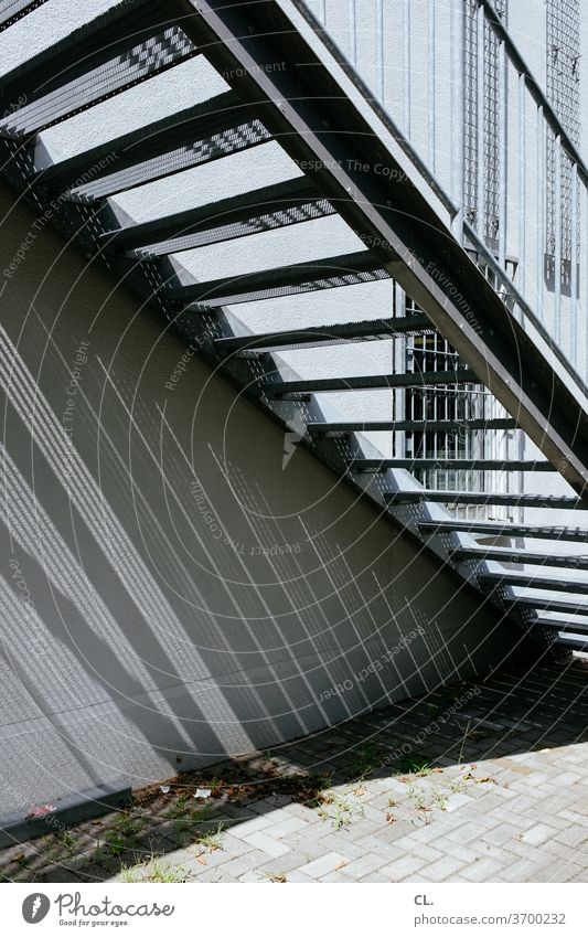 außentreppe Treppe stufen aussentreppe Metall Architektur Geländer aufwärts Treppengeländer Menschenleer Außenaufnahme Gebäude