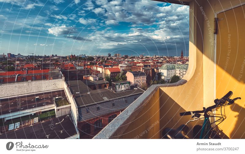Das Häusermeer in Berlin Kreuzberg von einem Balkon mit dramatischem Himmel aus gesehen Fahrrad Landschaft urban Großstadt Stadt Wolkenkratzer breit weit Haus