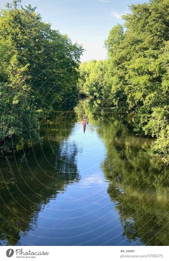 Stand up paddling auf dem Fluss Bäume blau grün Boot rudern Sommer Spaß Freude Paar Landschaft Spiegelung zuhause Urlaub Reflexion Wasser Wasseroberfläche
