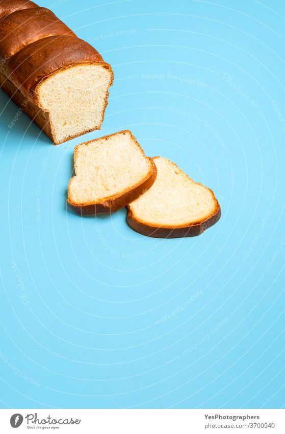 Sauerteig-Sandwichbrot auf einem blauen Tisch. Hausgemachtes Hokkaido-Milchbrot gebacken Bäckerei Blauer Hintergrund Brot Brioche Butter Textfreiraum Kruste