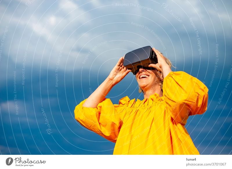 Frau mit VR - Brille VR-Brille virtual reality 3D 3D - Brille virtual reality Brille ansehen virtuell Cyberbrille digital Technologie Digitalisierung entdecken