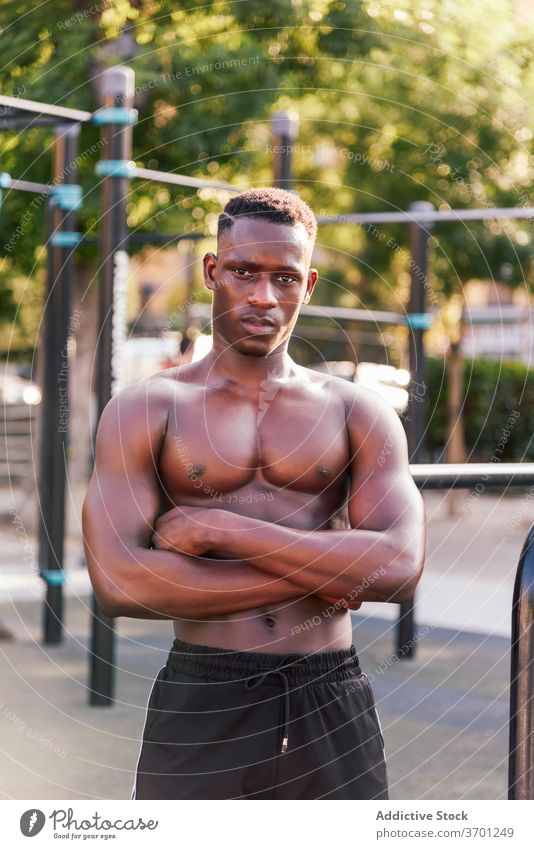 Schwarzer männlicher Athlet auf Sportplatz Sportler muskulös Körper Mann Sportpark Training sich[Akk] entspannen Pause Bestimmen Sie nackter Torso ethnisch