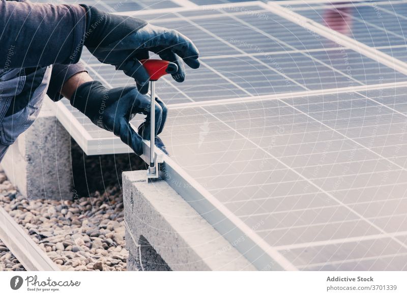 Erntehelfer bei der Installation von Solarzellen installieren solar Panel Mann Arbeiter Erneuerung Energie alternativ nachhaltig Mechaniker männlich