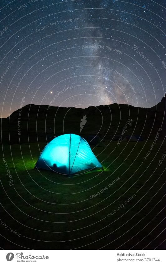 Zelt im Hochlandtal am Abend Berge u. Gebirge Lager sternenklar Nacht Himmel Landschaft spektakulär Campingplatz Wiese Gegend Natur Umwelt malerisch wild