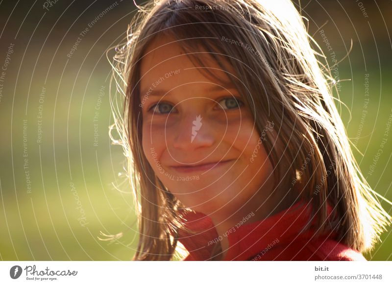 Mädchen im Abendlicht Kind Verschmitzt lachen Freude Porträt grinsen frech Gesicht Kindheit Lächeln Fröhlichkeit Glück Zufriedenheit
