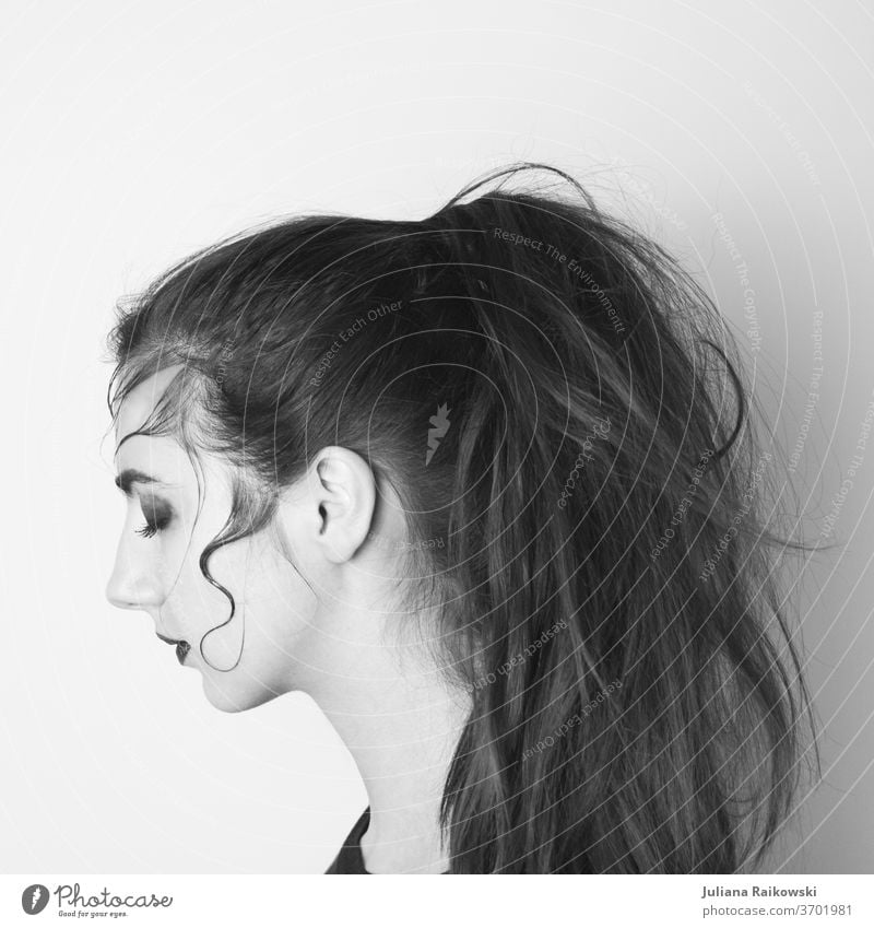 Frau mit Zopf in schwarz weiß Porträt vom der seite Seite Gesicht Haare & Frisuren Blick Nase Mund Kopf Schwarzweißfoto Silhouette Mensch feminin schön 1