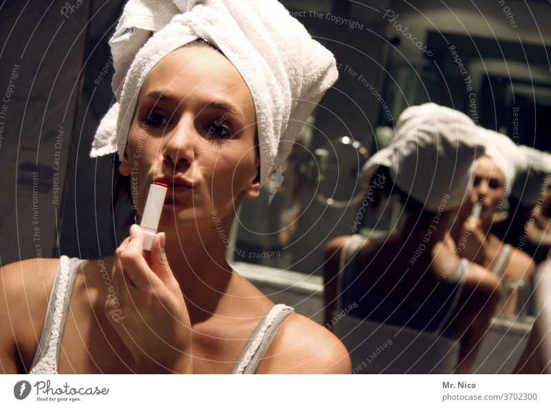 ich brauch nur noch 5 minuten dann können wir los.. Lippenstift Mund schön Schminke Kosmetik Badezimmer Spiegel Spiegelbild Reflexion & Spiegelung feminin