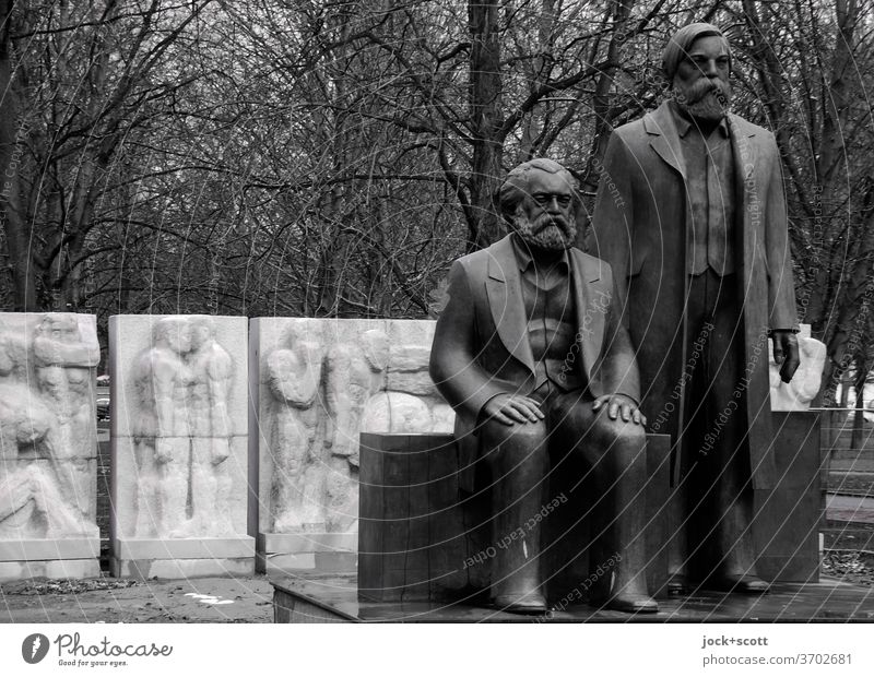 Denkmal für Marx und Engels Karl Marx Friedrich Engels Statue Skulptur Philosophie DDR Kommunismus Vergangenheit kahle Bäume Bronze Gedenken Politik & Staat