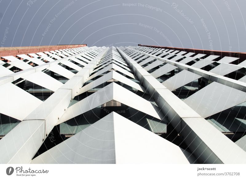 nur Fassade mit schöner Optik Architektur Wolkenloser Himmel Fassadenverkleidung retro DDR Stil Design Symmetrie Strukturen & Formen Hochhaus Plattenbau
