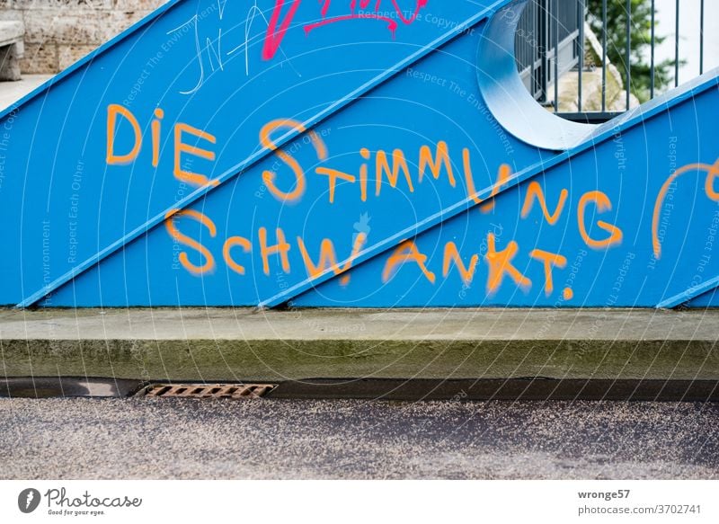 DIE STIMMUNG SCHWANKT | Graffiti auf einem blauen Brückenbogen gesprüht Stimmung Stimmungsschwankung Graffito sprühen sprayen blauer Brückenbogen Farbfoto