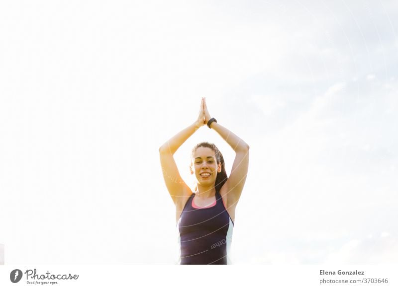 Fröhliche junge brünette Frau beim Training und Stretching im Park passen Yoga Fitness Übung Meditation Sport Gleichgewicht Pose Erholung trainiert.