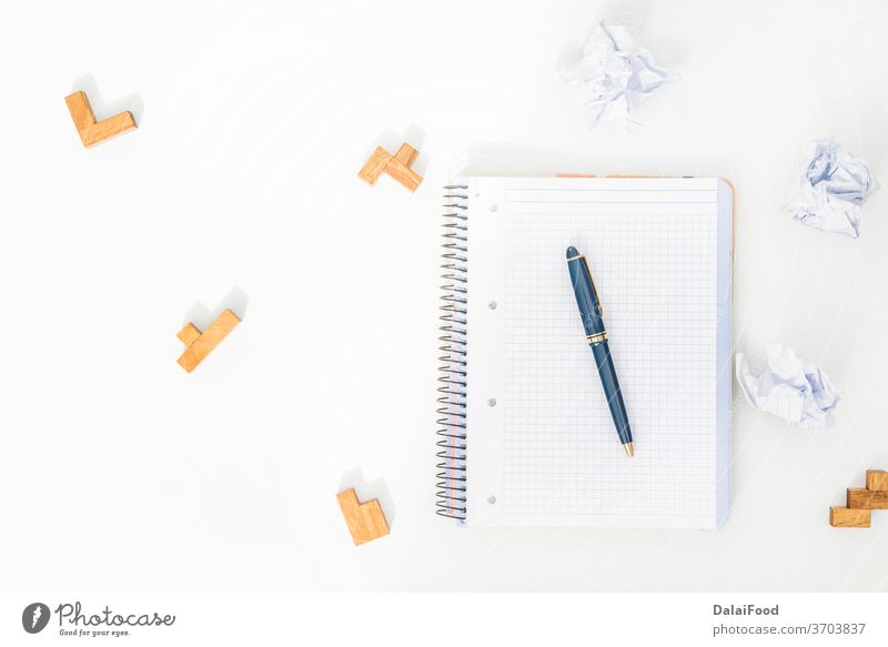 Puzzle, Bleistift, Notizbuch und zerknülltes Papier Hintergrund blanko Buch Business Kaffee Konzept kreativ zerknittert zerknittertes Papier Schreibtisch