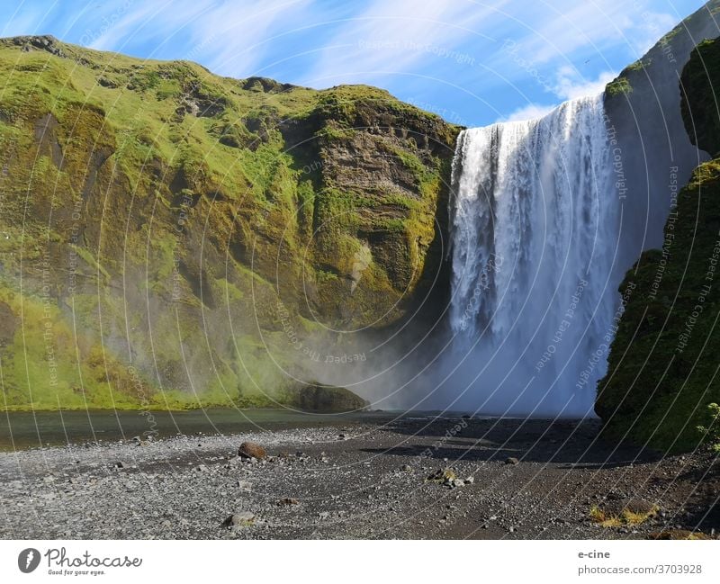 Skógafoss ist ein Wasserfall des Flusses Skógá im Süden Islands welcher 60 Meter tief von den Vulkansteinhängen fällt. skogafoss Laugavegur Natur Gischt