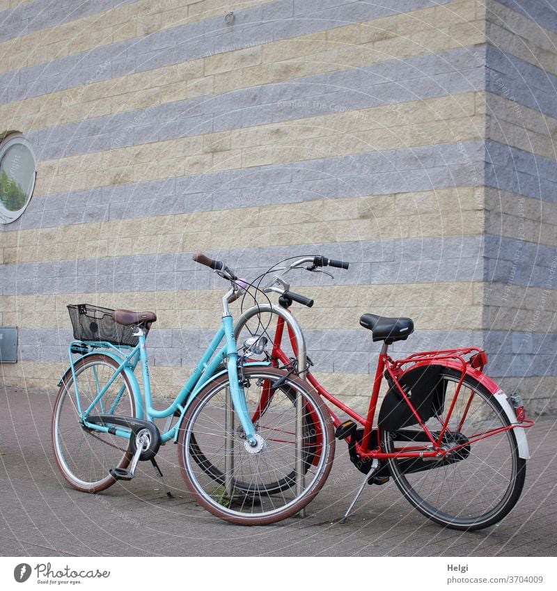 kurze Rast - zwei Fahrräder stehen  auf einem Gehweg in der Stadt vor einer Wand Fahrrad Fahrzeug Verkehrsmittel Fahrradfahren Freizeit & Hobby Außenaufnahme