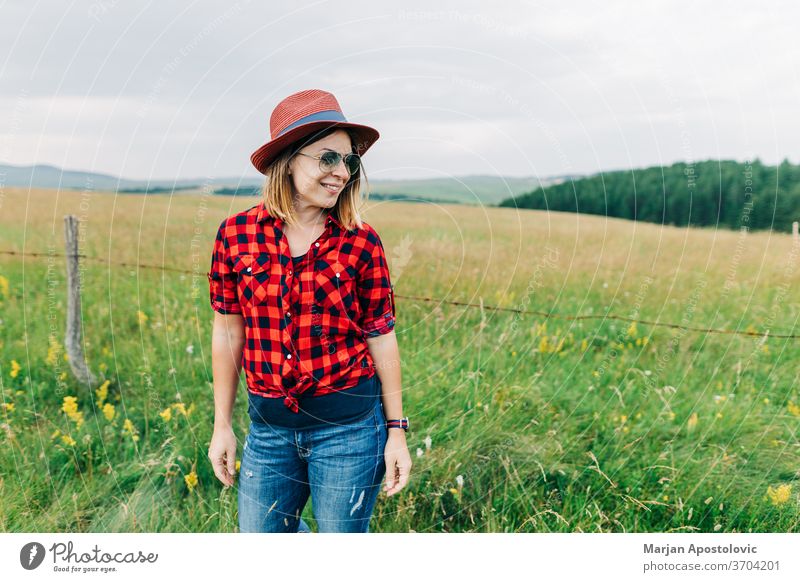 Porträt einer jungen Gelegenheitsfrau auf dem Feld Erwachsener Hintergrund schön Schönheit blond sorgenfrei lässig Kaukasier heiter niedlich genießen Bauernhof
