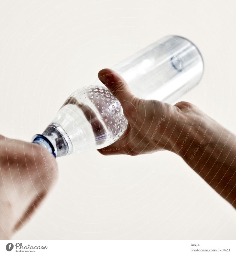 DURST Getränk trinken Erfrischungsgetränk Trinkwasser Flasche Wasserflasche PE-Flaschen sportlich Mensch Erwachsene Hand Kinn 1 festhalten einfach Gefühle Durst